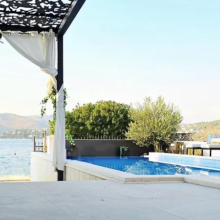 Palace Al Nera 1 Deluxe By The Sea Swimming Pool * Τρογκίρ