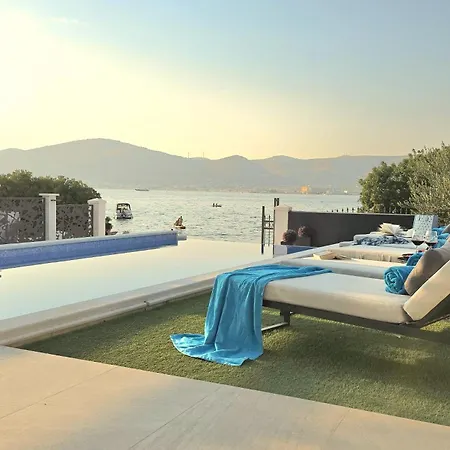 Palace Al Nera 1 Deluxe By The Sea Swimming Pool