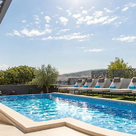 Villa Palace Al Nera 1 Deluxe By The Sea Swimming Pool
