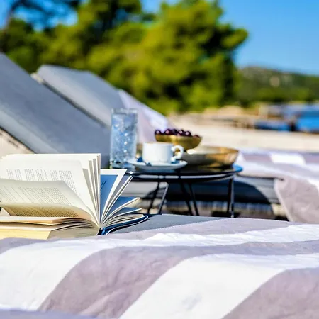 Villa Palace Al Nera 1 Deluxe By The Sea Swimming Pool